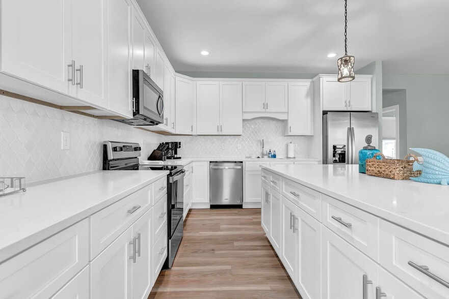 Building Photo - 822 S Topsail Dr