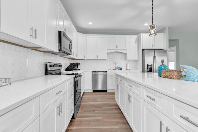Building Photo - 822 S Topsail Dr