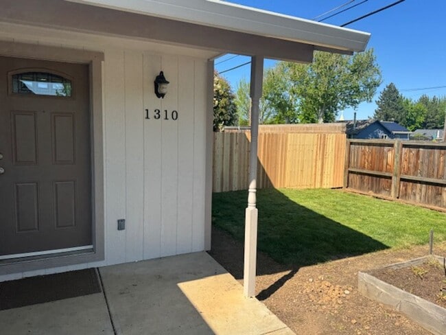 Building Photo - WELL MAINTAINED 3 BR HOME- COMFORTABLE, AFFORDABLE & GREAT LOCATION