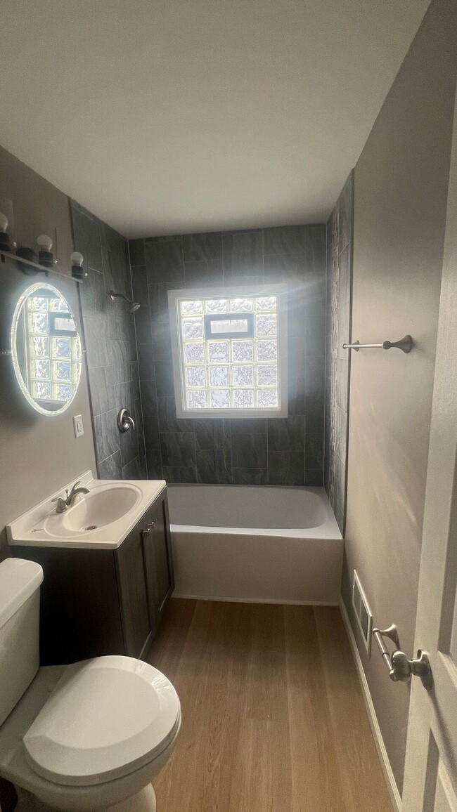 Building Photo - 5922 N 84th St