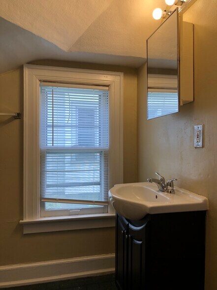 Building Photo - 3218 N Oakland Ave