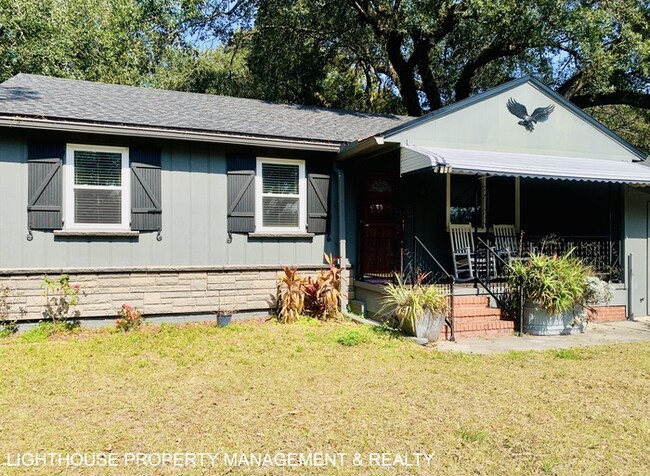 Building Photo - Cozy 3 Bed/1 Bath Home with Extra Room & F...