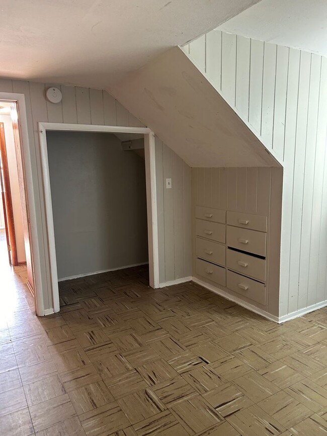Building Photo - Lovely Home! Spacious home! Large front & back yard! Garage!