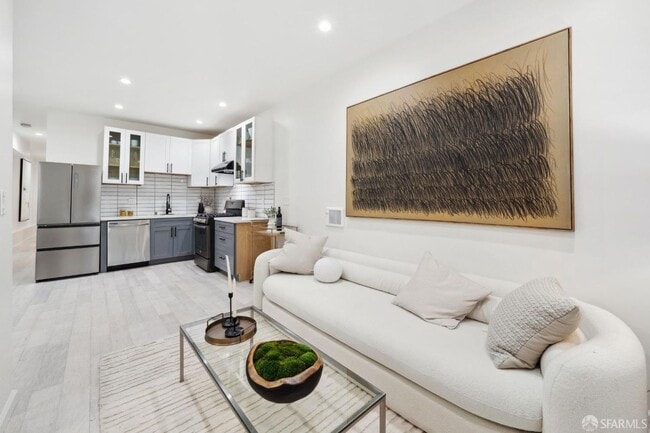 Building Photo - 202 (17-19 Card Aly)