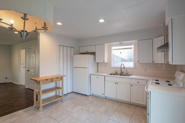 Building Photo - South Redding Duplex with Many Perks!