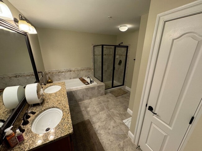 Building Photo - Stunning 3 Bed 2.5 Bath End Unit Townhome ...