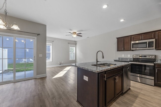 Building Photo - Stonebay Townhome