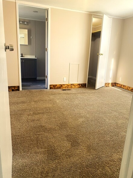 Building Photo - 39 1/2 Long St