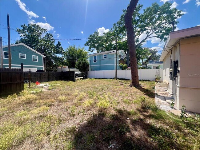 Building Photo - 2026 Burlington Ave N