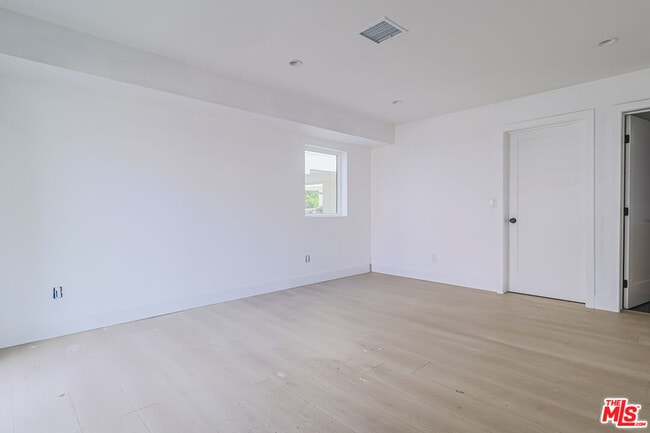 Building Photo - 11816 Gilmore St