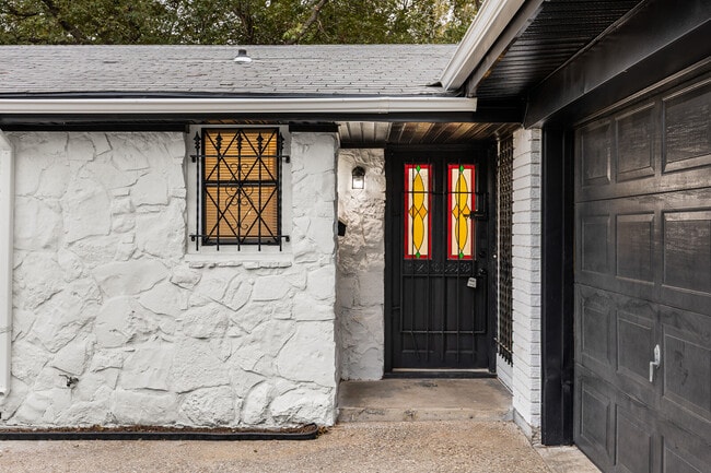 Building Photo - 401 Carver Ave