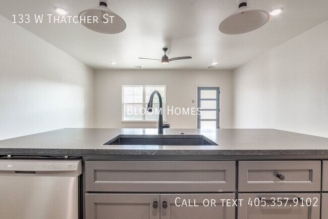 Building Photo - 133 W Thatcher St