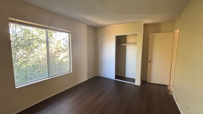Building Photo - Two Bedroom, Two Bathroom Duplex in Centra...