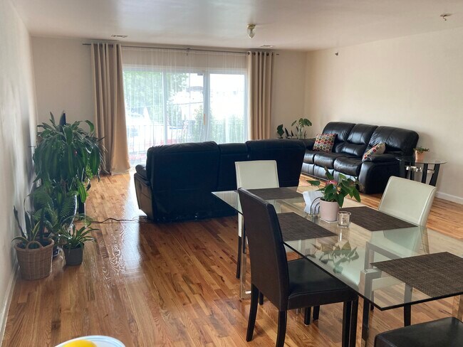 Living Room/Dinning Room - 181 Ridge St