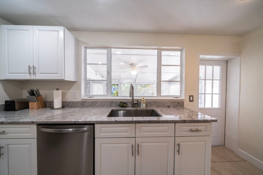 Building Photo - 4464 E Riverside Dr