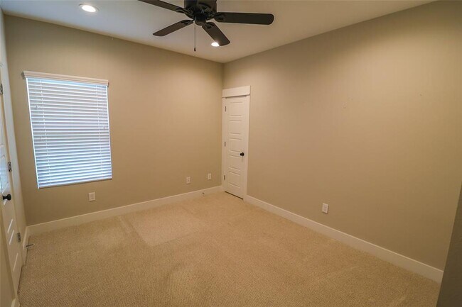 Building Photo - 5213 Pinemont Creek Ln