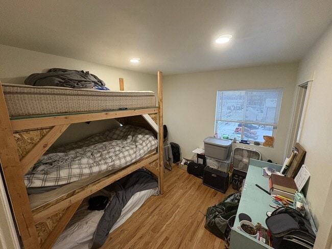 Building Photo - 216 E 7th St