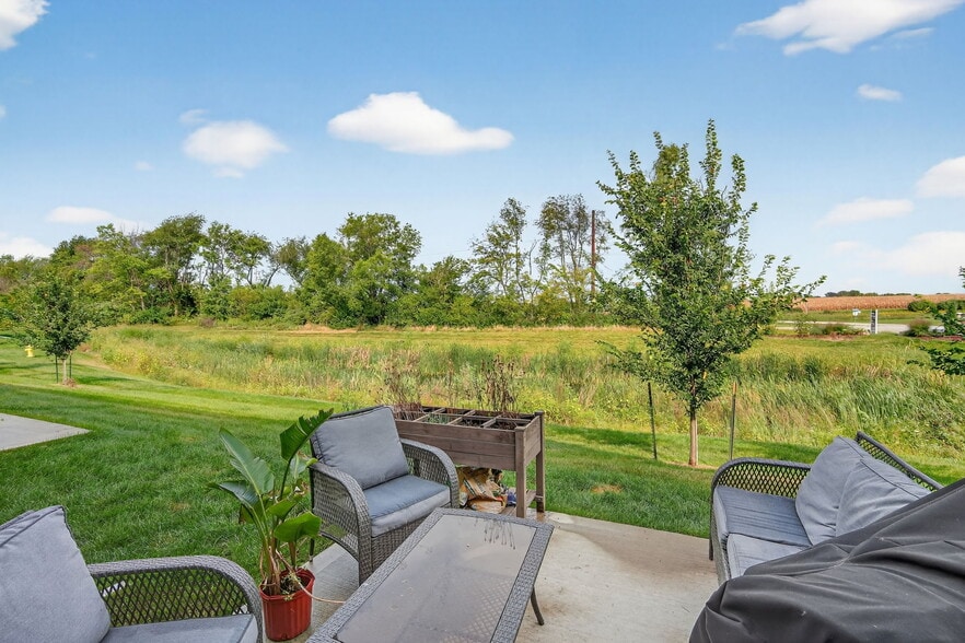 Building Photo - 2541 SE Hawkins Dr