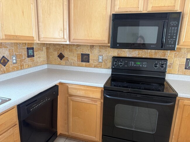 Building Photo - 11 Leclair St