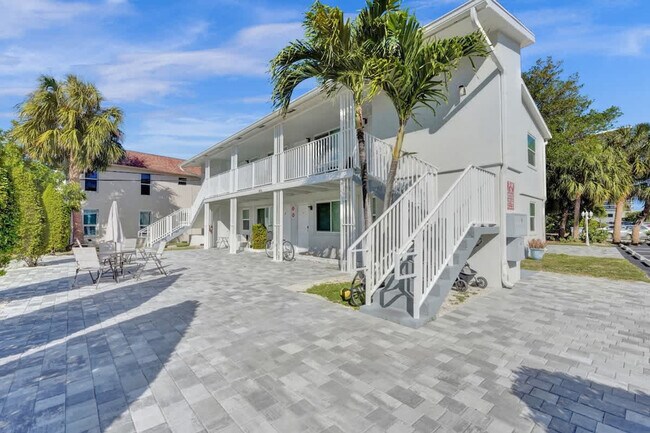 Building Photo - 906 N Riverside Dr