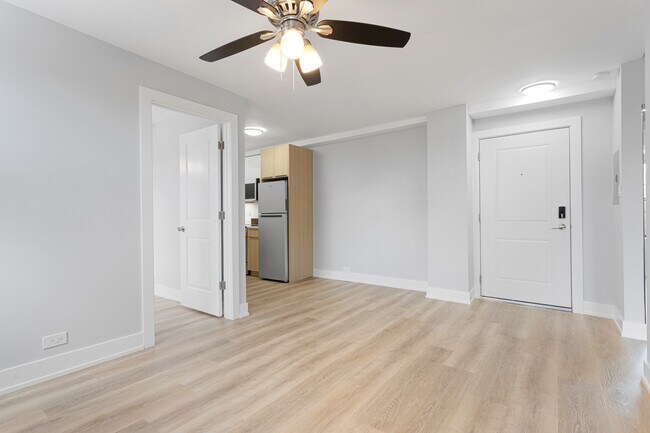 Building Photo - 6026 N Winthrop Ave