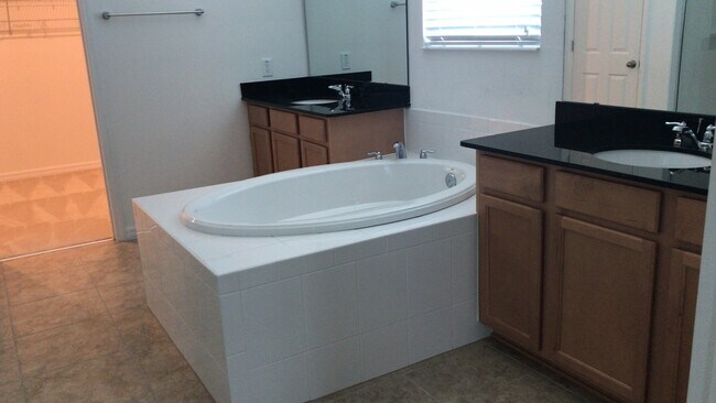 Building Photo - 5 Bedroom at West side Village at Heart of Windermere