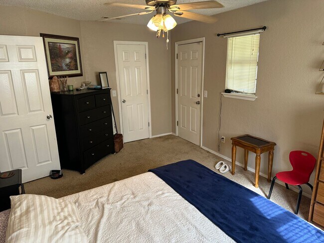 Building Photo - 2 Bedroom, 1 Bathroom, Right side of Duplex with fenced-in backyard and 1x Car Garage
