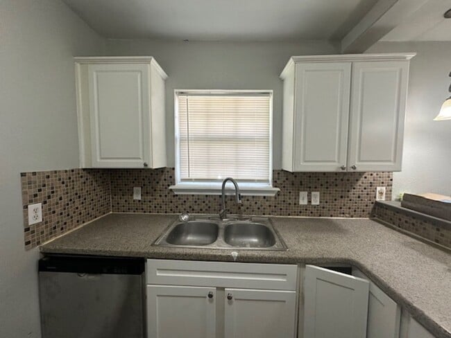 Building Photo - 1034 Vine St