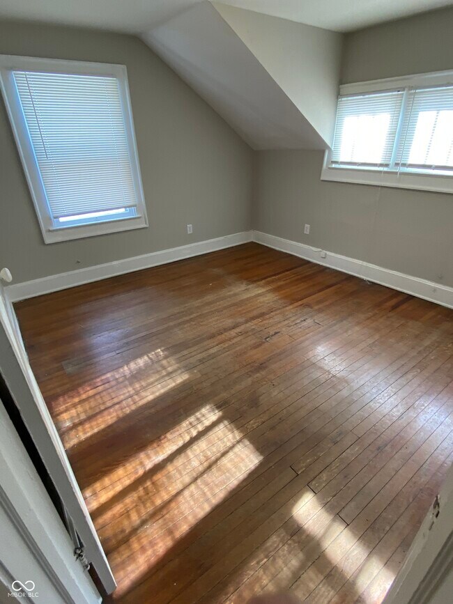 Building Photo - 4025 N Kenwood Ave