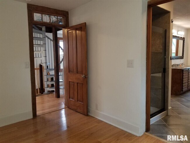 Building Photo - 118 Dodge St