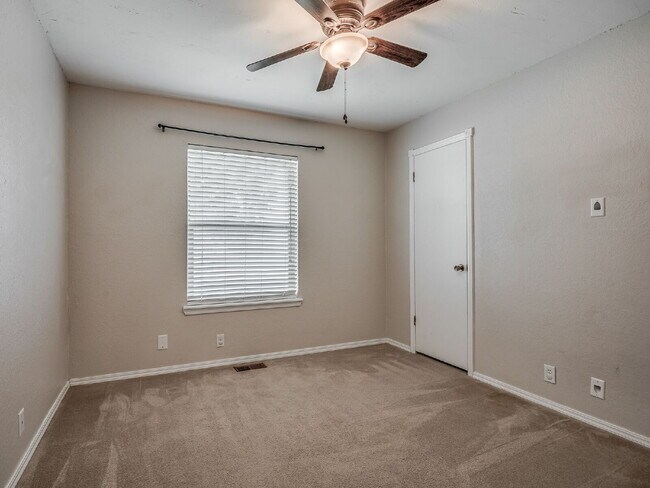 Building Photo - Updated 4-Bedroom Home with Spacious Layou...