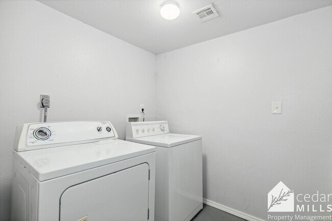 Building Photo - 212 Kansas Flats