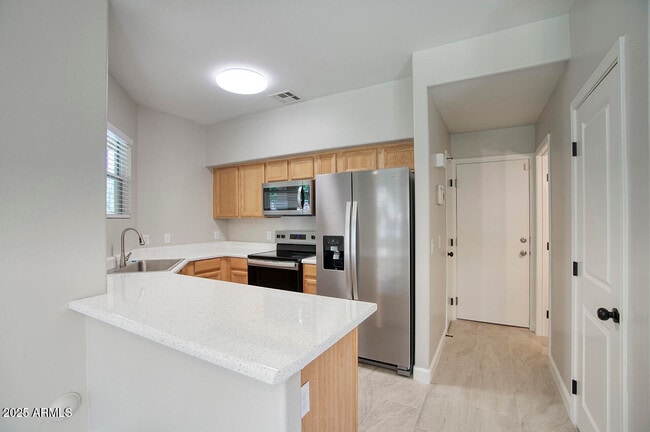 Building Photo - 1552 S Roadrunner Dr