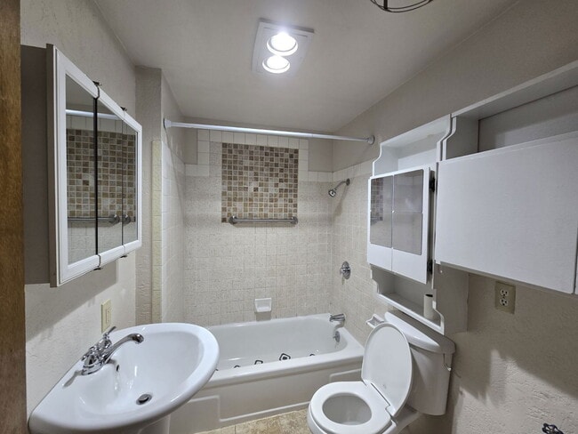 Building Photo - 633 NE Channon Ave