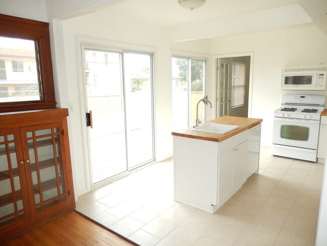 Building Photo - Centrally Located 2 Bed, 2 Bath House in N...
