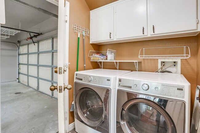 Building Photo - 3 Bedroom Home in Cul De Sac Available Now...