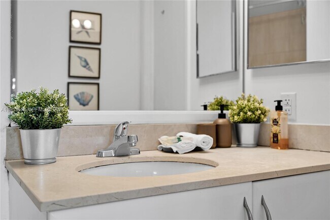 Building Photo - 1750 N Bayshore Dr