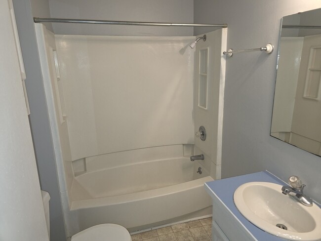 Building Photo - 1007 Fournie St