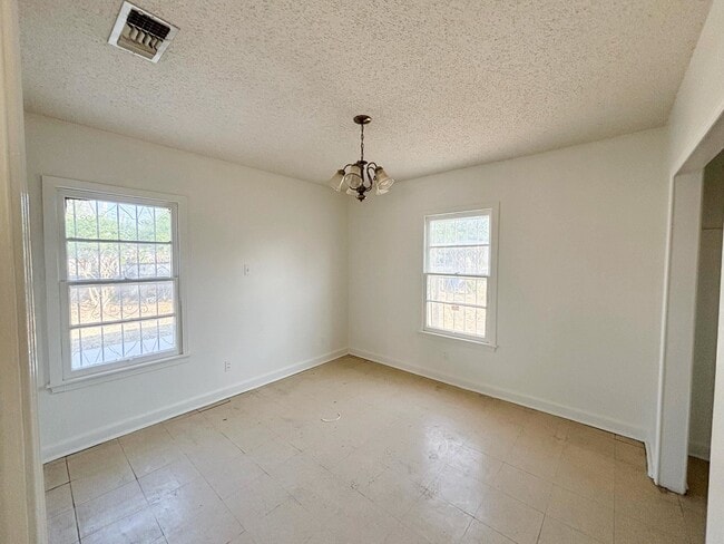 Building Photo - 3413 N Buena Vista Ave