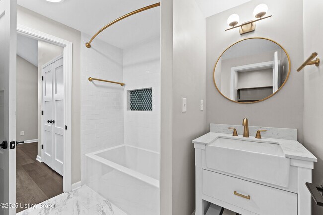 Building Photo - 1112 E Burnett Ave