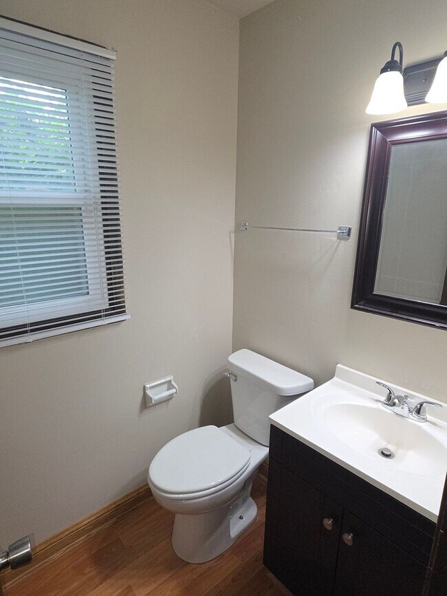 Building Photo - 3 bedroom Franklin Townhome