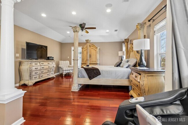 Building Photo - 16 Valley Wood Dr