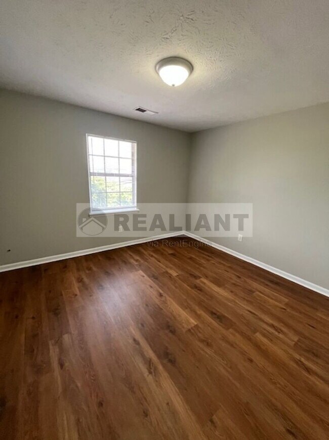 Building Photo - 425 Lenney Dr