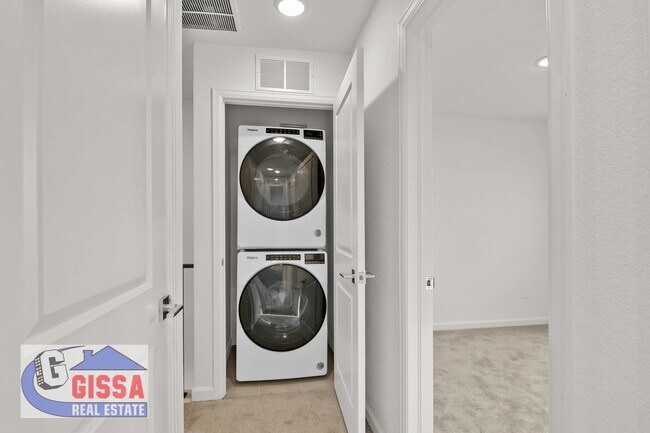 Building Photo - 1.5 year old townhome with 3 bedrooms, 2 1/2 bathrooms, 2-car garage at Victory Ridge available NOW!