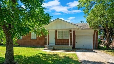 Building Photo - 3 bedroom / 2 bath just updated!