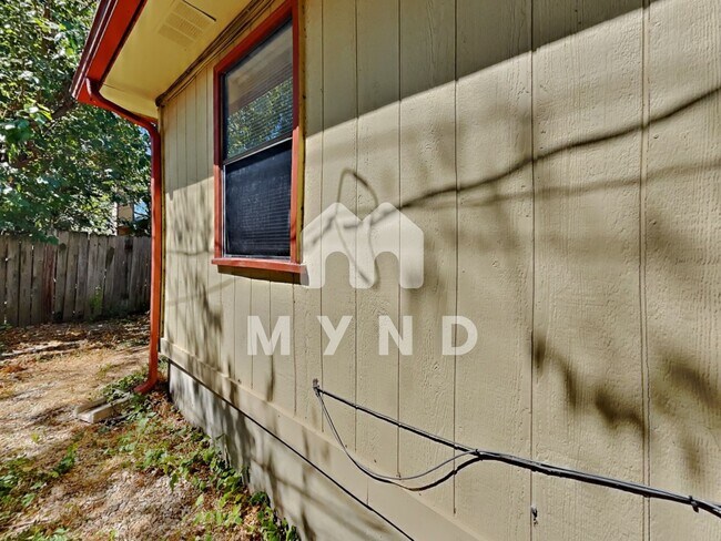 Building Photo - 1215 Hyridge St
