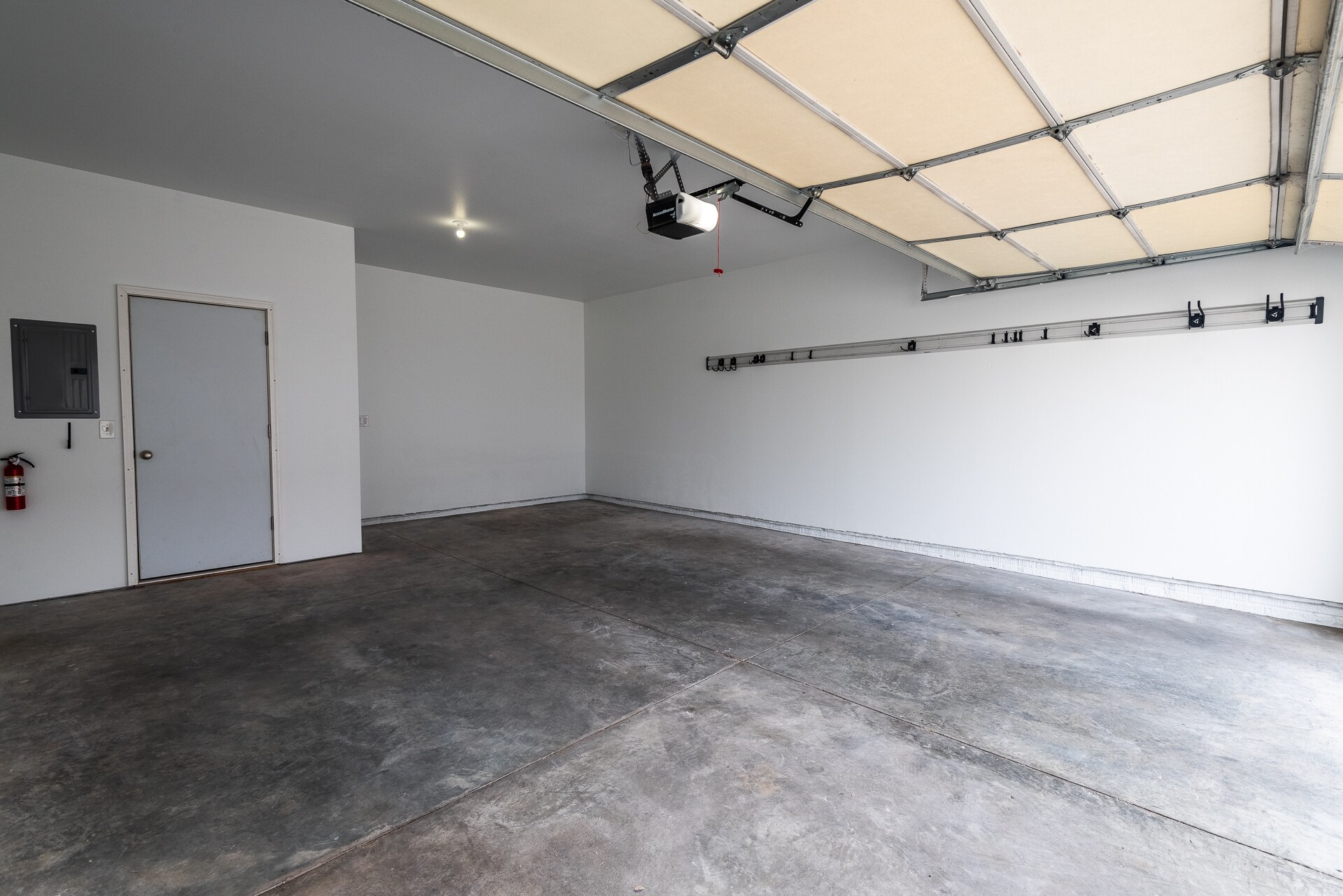 Building Photo - 329 NE Otter Dr