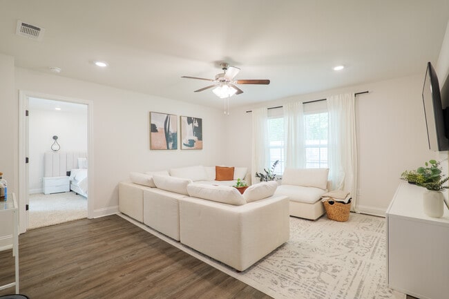 Building Photo - 3021 Reynolda Dr