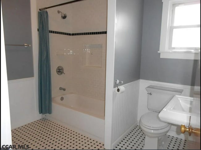 Building Photo - Great 3-Bedroom Home in Centre Hall