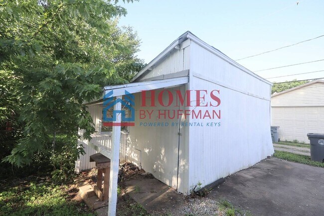 Building Photo - 716 N Bell Ave